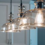 Moderne Pendelleuchten im Wohnzimmer, die einladendes Licht und stilvolle Akzente setzen.