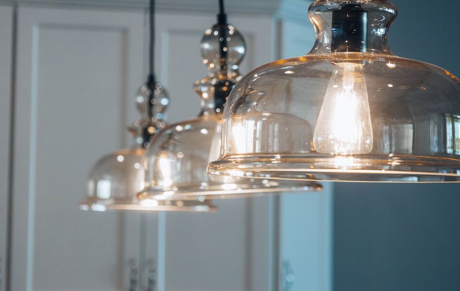 Moderne Pendelleuchten im Wohnzimmer, die einladendes Licht und stilvolle Akzente setzen.